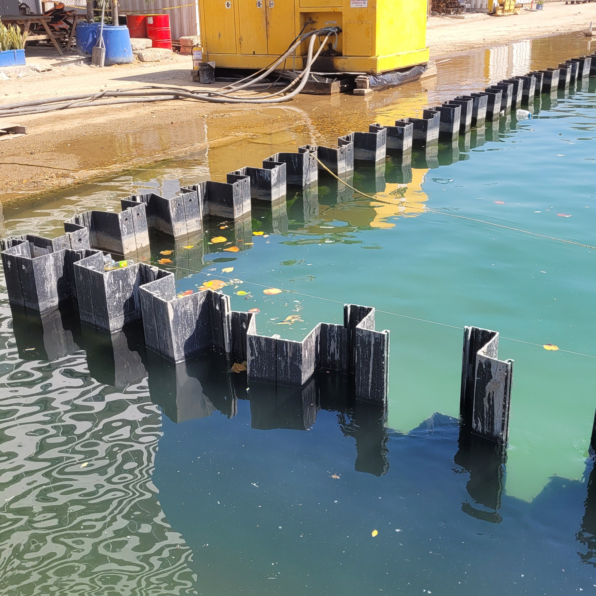 Supervisión de hincado de tablestaca de vinilo en proyecto portuario