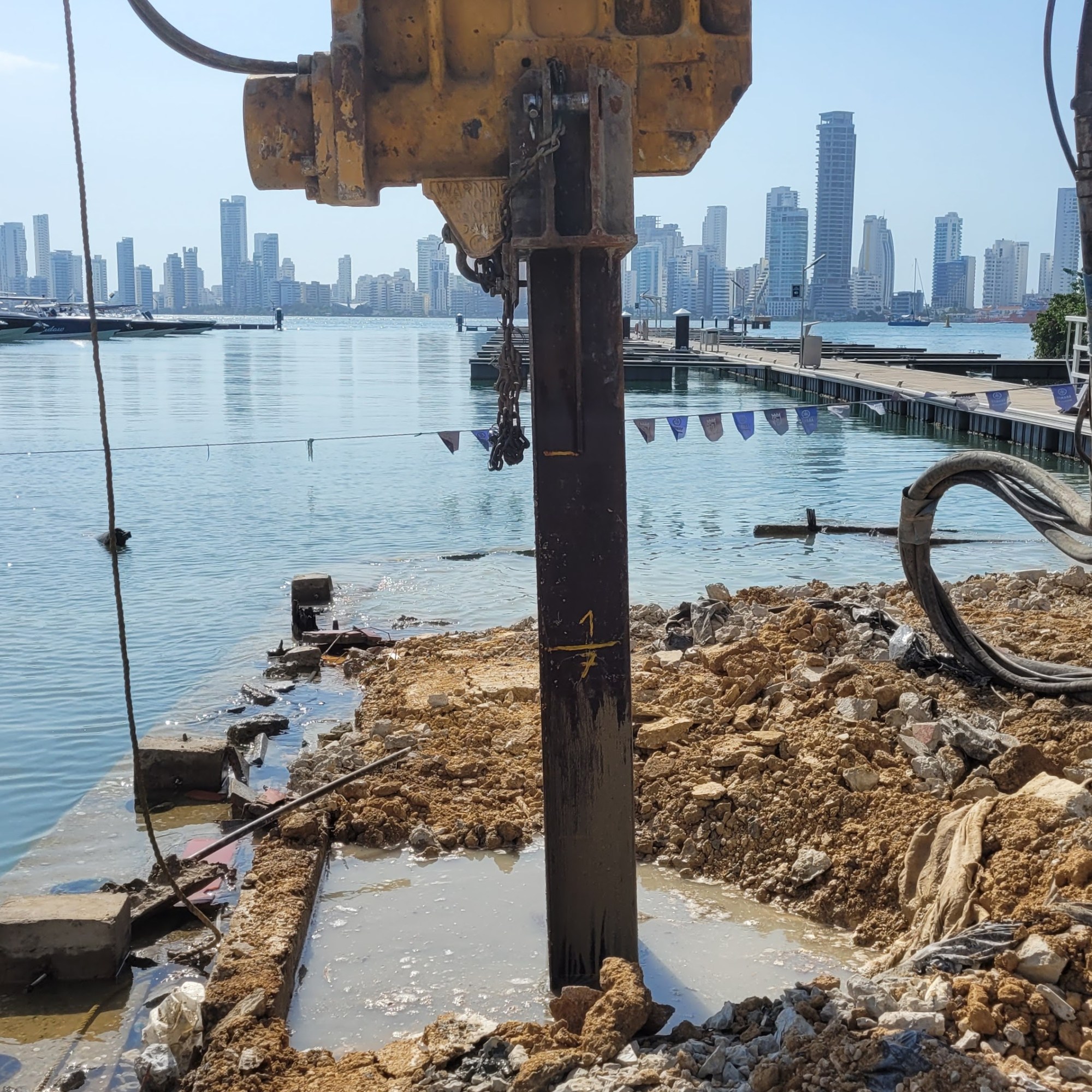 Supervisión de hincado de tablestaca de vinilo en proyecto portuario